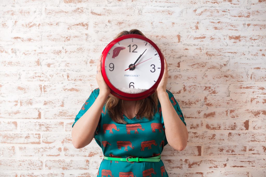 Horloge-devant-femme