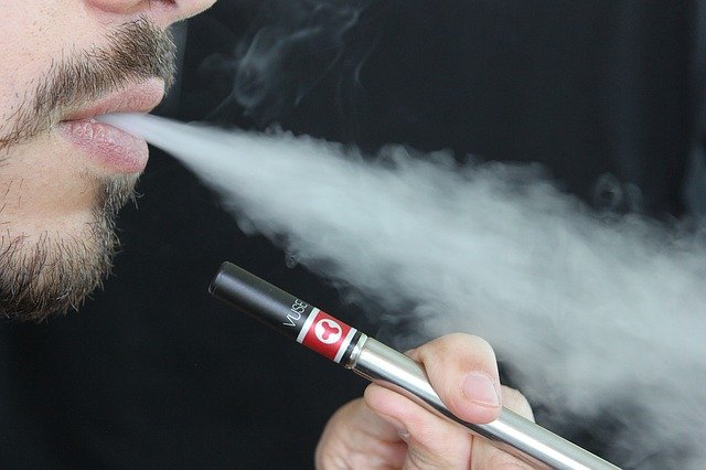 You are currently viewing Que faut-il savoir sur les e-liquides ?