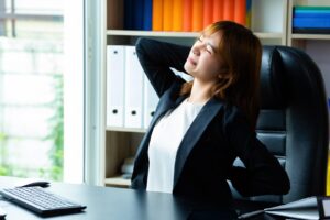 Lire la suite à propos de l’article Comment soulager durablement les douleurs lombaires liees a la position assise prolongee ?